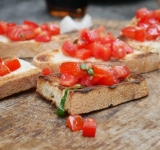 RICETTE LIGHT PER L’ESTATE: LE BRUSCHETTE CON POMODORO E BASILICO